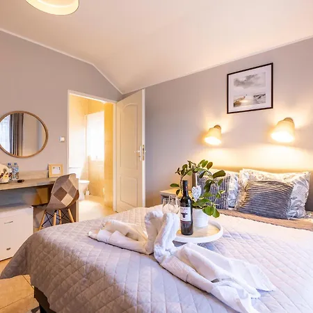 Frühstückspension Grand Villa Ustka- Pokoje Z Balkonami I Tarasami, Parking W Cenie ! 3*