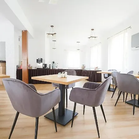 Frühstückspension Grand Villa Ustka- Pokoje Z Balkonami I Tarasami, Parking W Cenie ! 3*