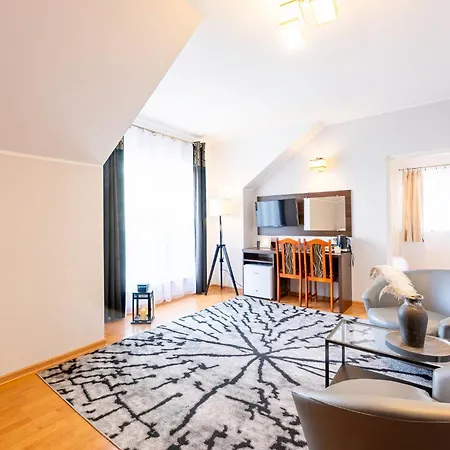 Grand Villa Ustka- Pokoje Z Balkonami I Tarasami, Parking W Cenie ! 3* Stolpmünde