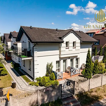 Frühstückspension Grand Villa Ustka- Pokoje Z Balkonami I Tarasami, Parking W Cenie !